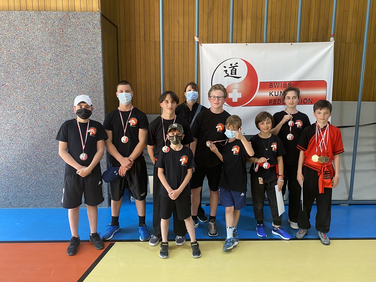 Les athlètes au complet avec leur coach Beny